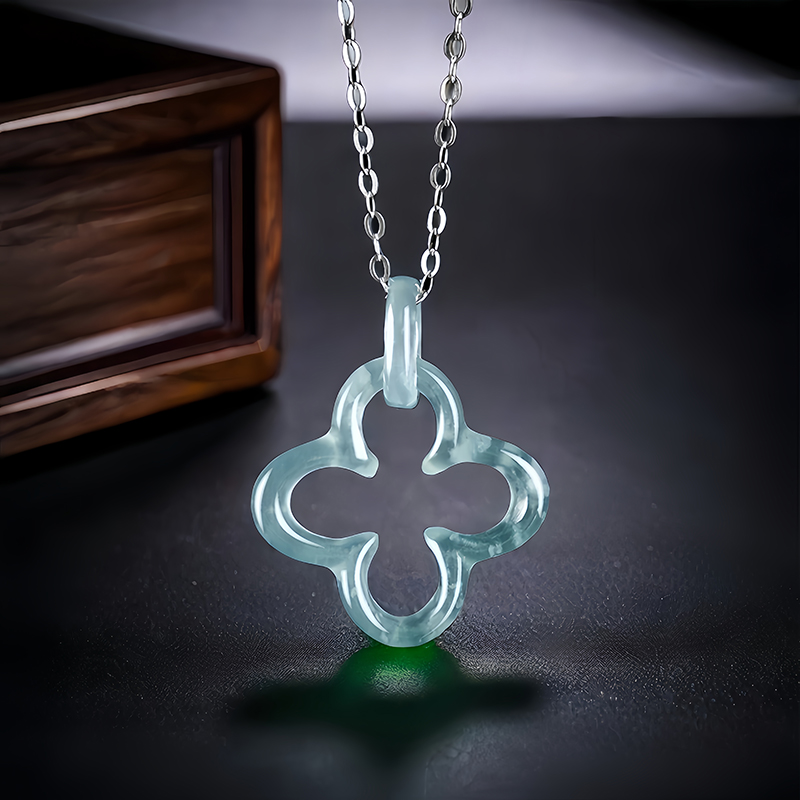 Necklace Pendant - Blaue Myanmar Jadeit vier blättrige Kleeblatt